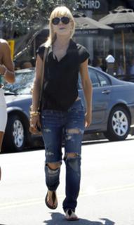 Mena Suvari feet photo thumbnail