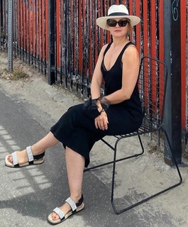 Mena Suvari feet photo thumbnail