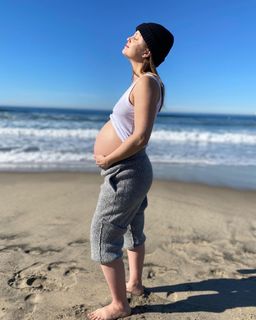 Mena Suvari feet photo thumbnail