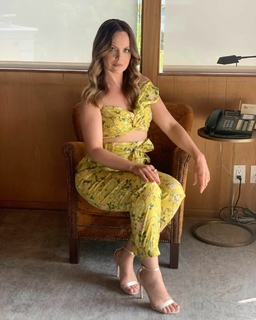 Mena Suvari feet photo thumbnail