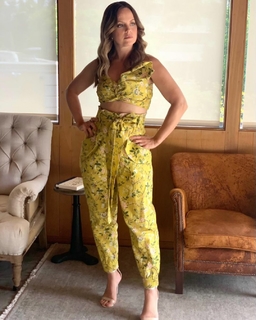 Mena Suvari feet photo thumbnail