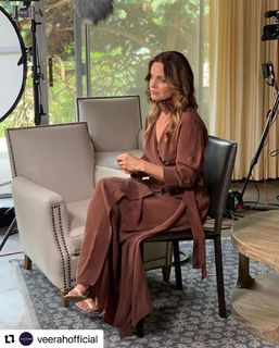 Mena Suvari feet photo thumbnail