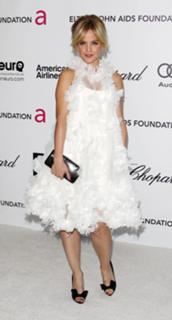 Mena Suvari feet photo thumbnail