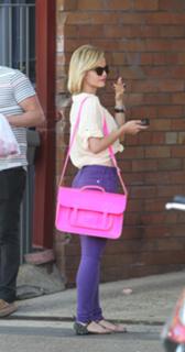Mena Suvari feet photo thumbnail