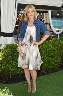 Mena Suvari feet photo thumbnail