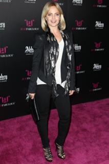 Mena Suvari feet photo thumbnail