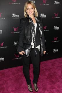 Mena Suvari feet photo thumbnail