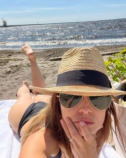 Mena Suvari feet photo thumbnail