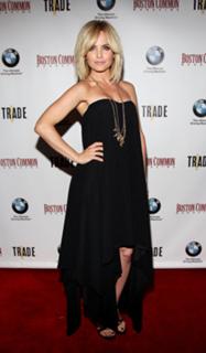 Mena Suvari feet photo thumbnail