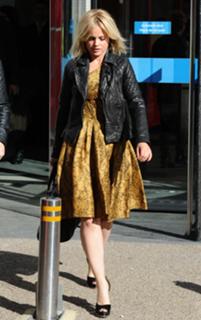 Mena Suvari feet photo thumbnail