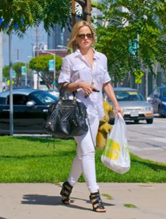 Mena Suvari feet photo thumbnail
