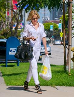 Mena Suvari feet photo thumbnail