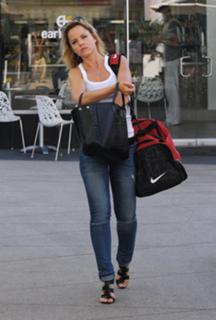 Mena Suvari feet photo thumbnail