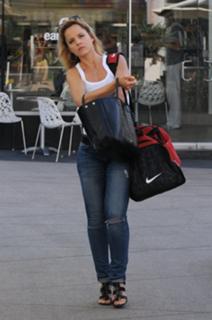 Mena Suvari feet photo thumbnail