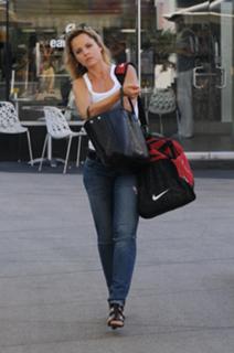 Mena Suvari feet photo thumbnail