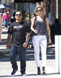 Mena Suvari feet photo thumbnail