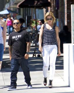 Mena Suvari feet photo thumbnail