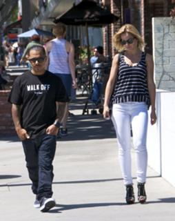 Mena Suvari feet photo thumbnail