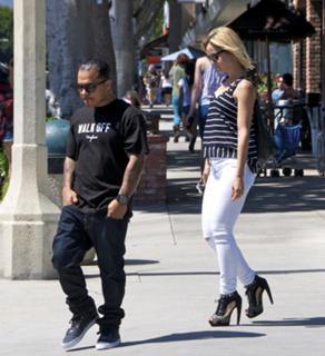 Mena Suvari feet photo thumbnail