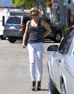 Mena Suvari feet photo thumbnail
