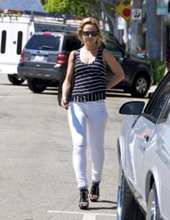 Mena Suvari feet photo thumbnail