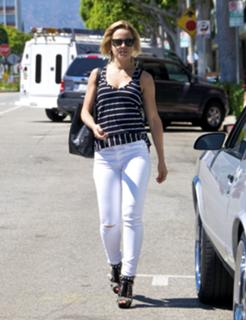 Mena Suvari feet photo thumbnail