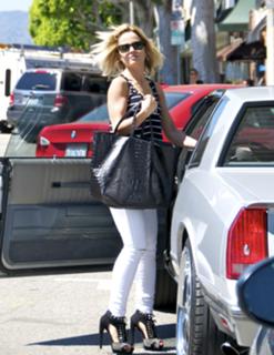 Mena Suvari feet photo thumbnail