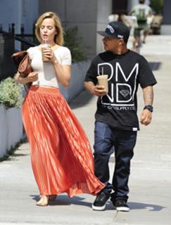 Mena Suvari feet photo thumbnail