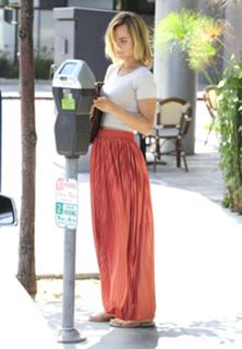 Mena Suvari feet photo thumbnail