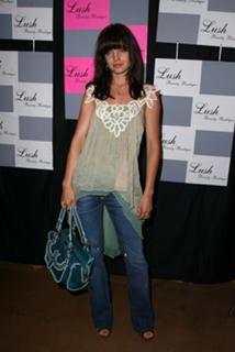 Mena Suvari feet photo thumbnail