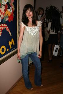 Mena Suvari feet photo thumbnail