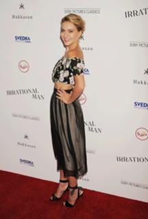 Meredith Hagner feet photo 3