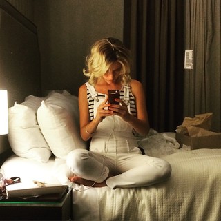 Meredith Hagner feet photo 12