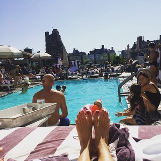 Meredith Hagner feet photo 10