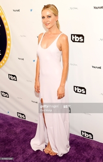 Meredith Hagner feet photo 14