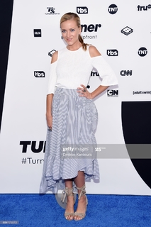 Meredith Hagner feet photo 8