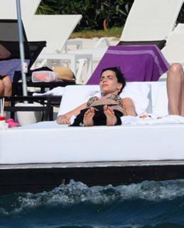 Merve Bolugur feet photo thumbnail