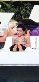 Merve Bolugur feet photo thumbnail