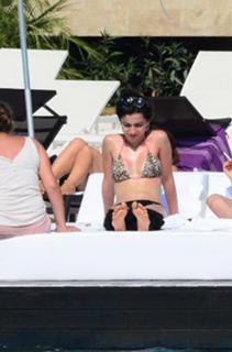 Merve Bolugur feet photo thumbnail