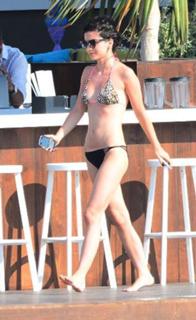 Merve Bolugur feet photo thumbnail