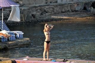 Merve Bolugur feet photo thumbnail