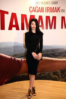 Merve Bolugur feet photo thumbnail