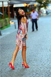 Merve Bolugur feet photo thumbnail