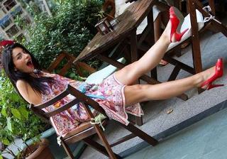 Merve Bolugur feet photo thumbnail