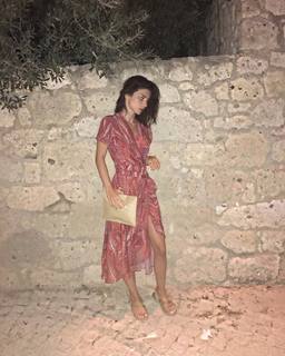 Merve Bolugur feet photo thumbnail