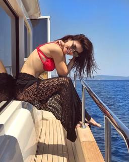 Merve Bolugur feet photo thumbnail