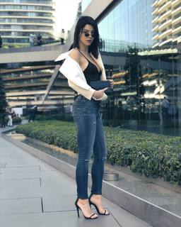 Merve Bolugur feet photo thumbnail