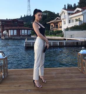 Merve Bolugur feet photo thumbnail