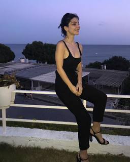 Merve Bolugur feet photo thumbnail