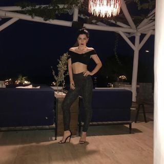 Merve Bolugur feet photo thumbnail